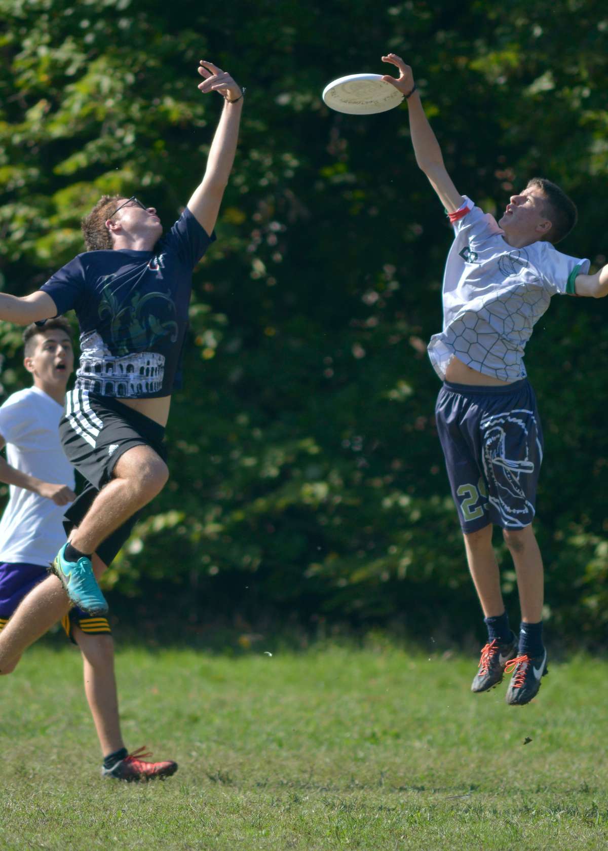 Ultimate Frisbee players trying to catch the frisbee